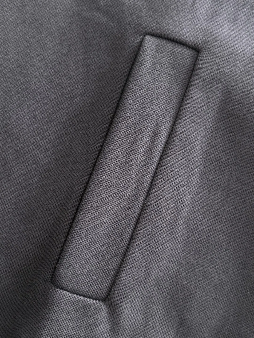 Next day shipment P460 Stone lsland/Stone Island Exclusively launches the new 25ss autumn and winter lapel zipper jacket. Many stars have the same style. The craftsmanship cannot be copied by ordinary small workshops. We are not afraid of any challenges in terms of materials, detail restoration and craftsmanship, just to provide everyone with wonderful products. Compare the top original versions at will. No expense is spared just to do better. Unique imported fabric feel. Purely imported German machine production. Precision operation and 10,000-needle density. A full set of new accessories and three standards are fully customized simultaneously. The upper body is versatile and fashionable. The perfect choice for autumn and winter. A must-have item. Size chart: S to XXL (or please state your height and weight when placing an order)